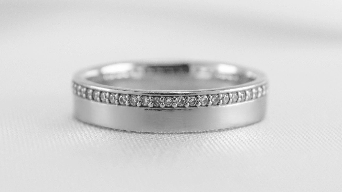Wedding band photo in white gold with diamonds | Lisa Robin