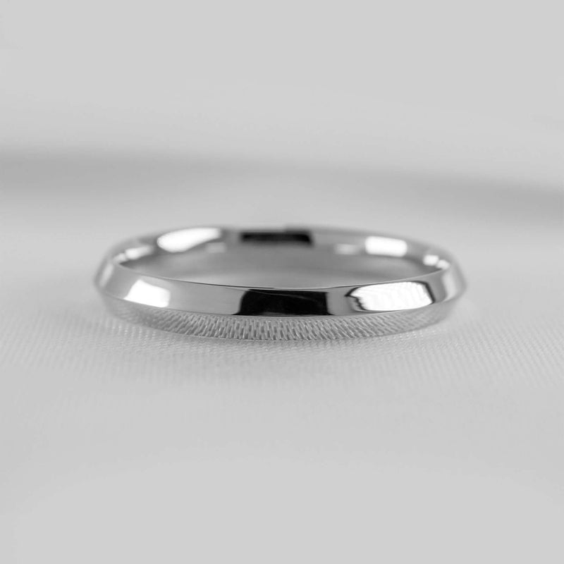 The Flynn Knife Edge Wedding Ring - Lisa Robin