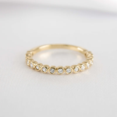 The Frankie Bezeled Diamond Wedding Ring | Lisa Robin#color_14k-yellow-gold