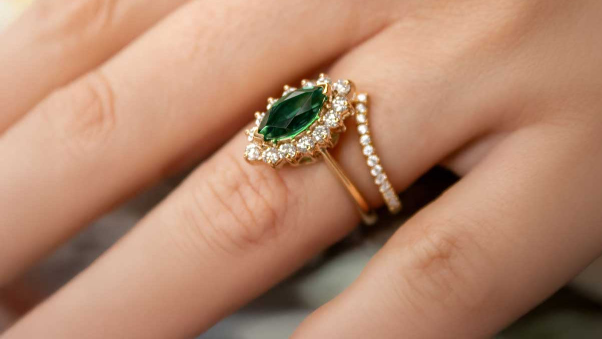 The Hadley in emerald with diamonds in yellow gold | Lisa Robin