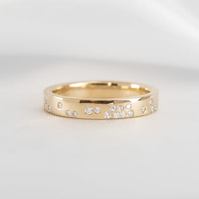 The Jordan Narrow Scatter Diamond Ring | Lisa Robin#color_18k-yellow-gold
