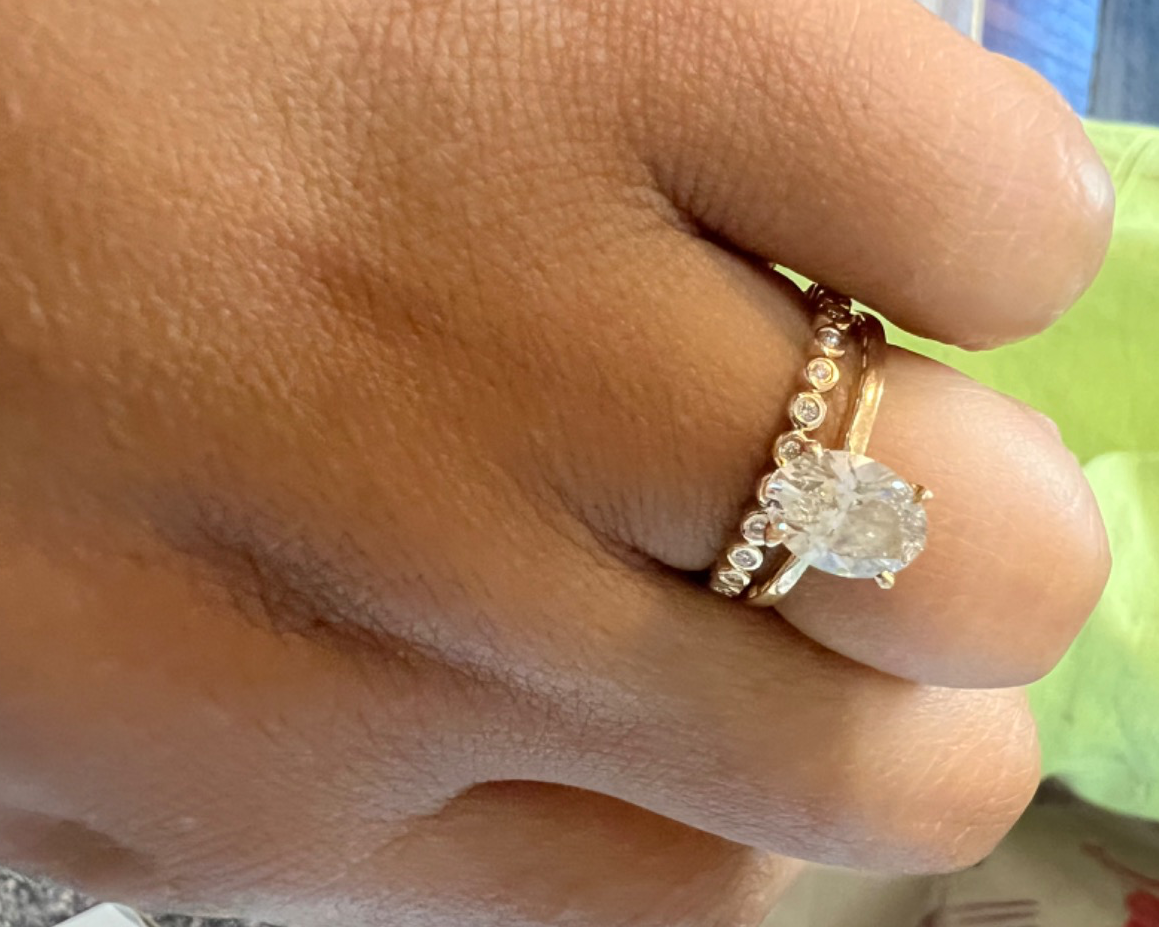Wedding ring and engagement ring on brides finger | Lisa Robin
