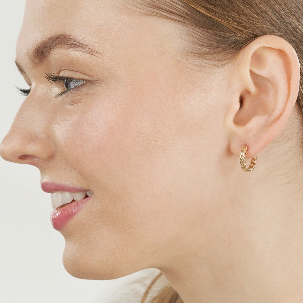 The Chain Link Huggie Hoop Earrings - Lisa Robin