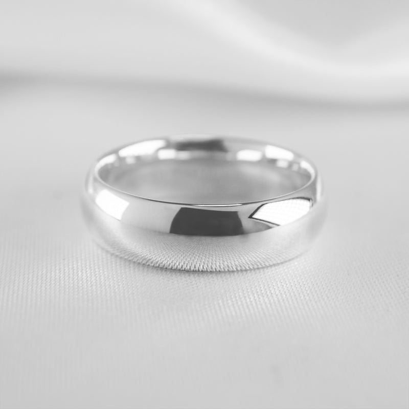 The Tanner Wedding Ring 10mm | Lisa Robin