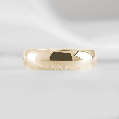 The Tanner gold wedding ring in 8mm#color_18k-yellow-gold