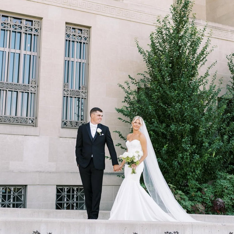 Wedding couple outside Hotel Covington | Lisa Robin